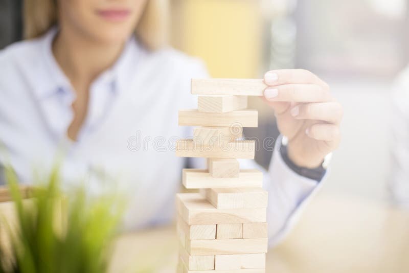 Mulher de negócios com os brinquedos no escritório fotos de stock royalty free