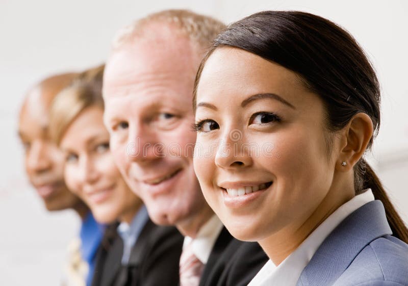 Mulher de negócios confiável com colegas de trabalho foto de stock Mulher de negócios confiável com colegas de trabalho foto de stock