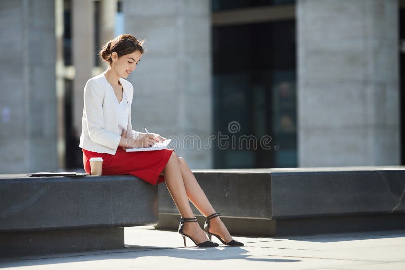 Mulher de negócios elegante Relaxing Outdoors imagens de stock Mulher de negócios elegante Relaxing Outdoors imagens de stock