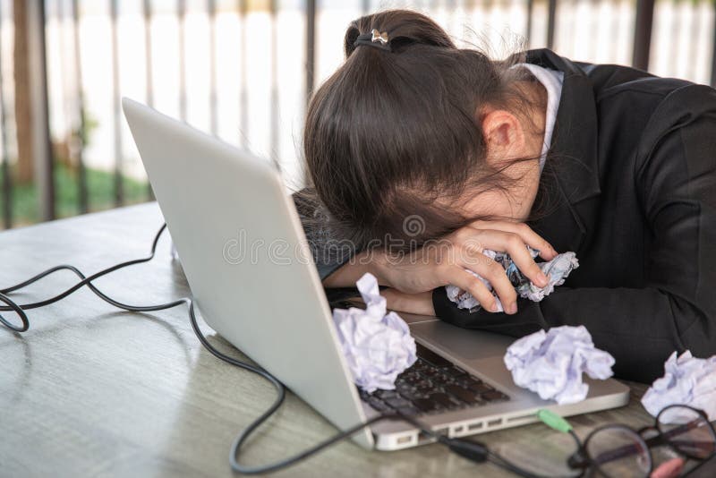 Mulher de negócios entrega lençóis na mesa, contrato de erro - falha no conceito de negócio fotos de stock Mulher de negócios entrega lençóis na mesa, contrato de erro - falha no conceito de negócio fotos de stock