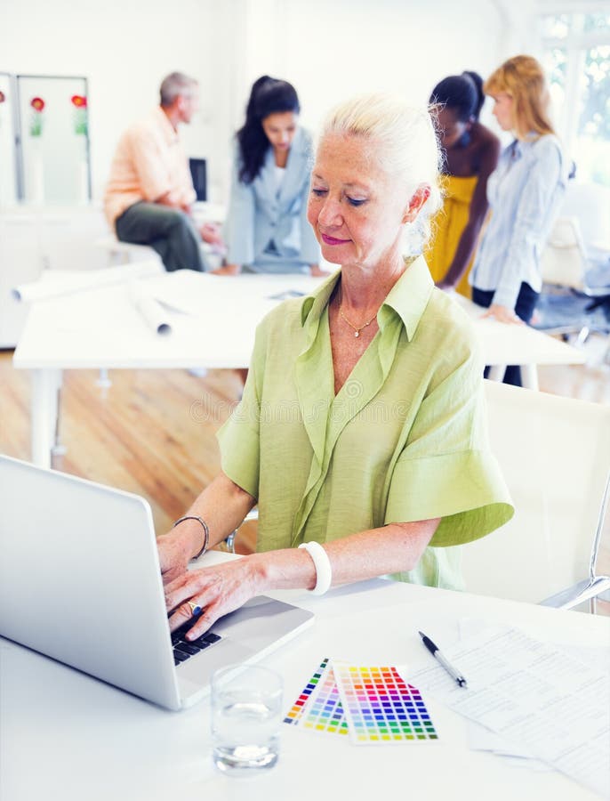 Mulher de negócios idosa Working no escritório imagem de stock Mulher de negócios idosa Working no escritório imagem de stock