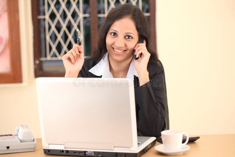 Mulher de negócios indiana de sorriso imagem de stock Mulher de negócios indiana de sorriso imagem de stock