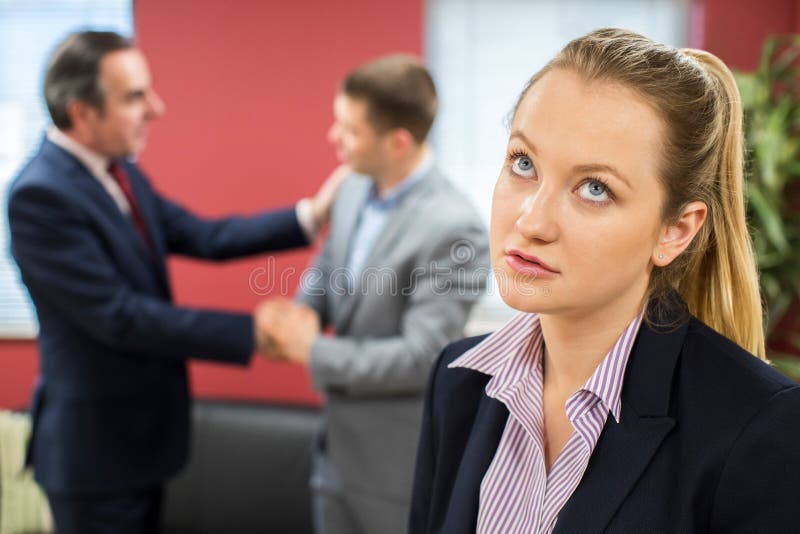 Mulher de negócios infeliz With Male Colleague que está sendo felicitado fotos de stock royalty free Mulher de negócios infeliz With Male Colleague que está sendo felicitado fotos de stock royalty free