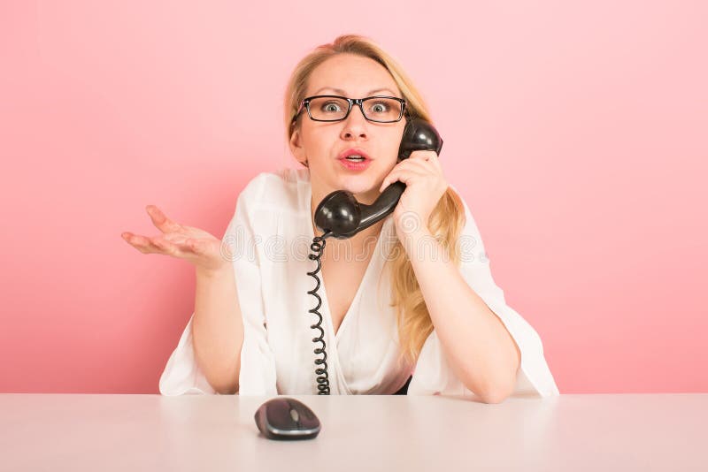 Mulher de negócios irritada com telefone do vintage fotografia de stock royalty free Mulher de negócios irritada com telefone do vintage fotografia de stock royalty free