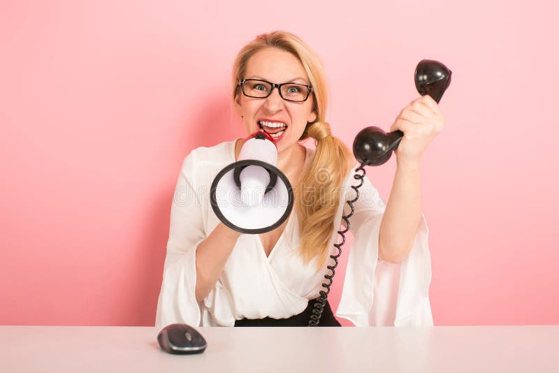 Mulher de negócios irritada com telefone e altifalante imagens de stock royalty free Mulher de negócios irritada com telefone e altifalante imagens de stock royalty free