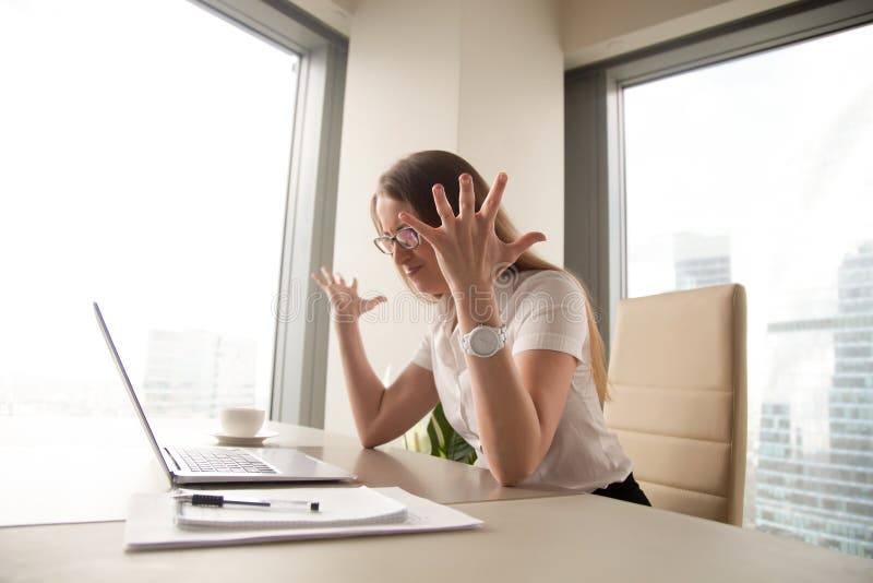 Mulher de negócios irritada que tem o problema com computador, portátil quebrado, imagens de stock Mulher de negócios irritada que tem o problema com computador, portátil quebrado, imagens de stock