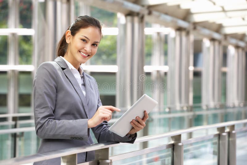 Mulher de negócios latino-americano que trabalha no computador da tabuleta imagens de stock Mulher de negócios latino-americano que trabalha no computador da tabuleta imagens de stock