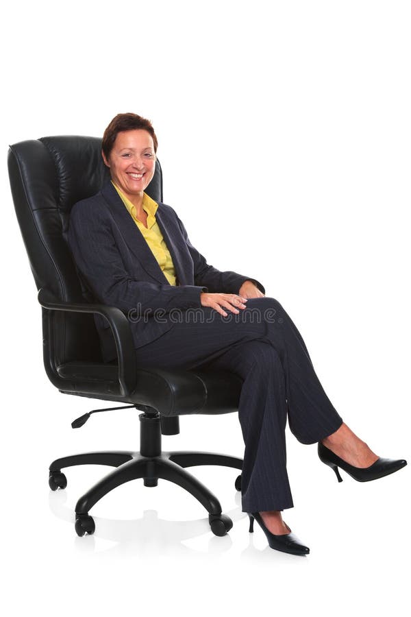 Mulher de negócios madura sentada na cadeira de couro