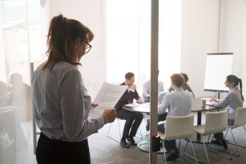 Mulher de negócios nervosa forçada que prepara o medo do discurso público do sentimento do discurso fotografia de stock Mulher de negócios nervosa forçada que prepara o medo do discurso público do sentimento do discurso fotografia de stock