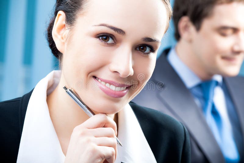 Mulher de negócios no escritório imagem de stock royalty free Mulher de negócios no escritório imagem de stock royalty free