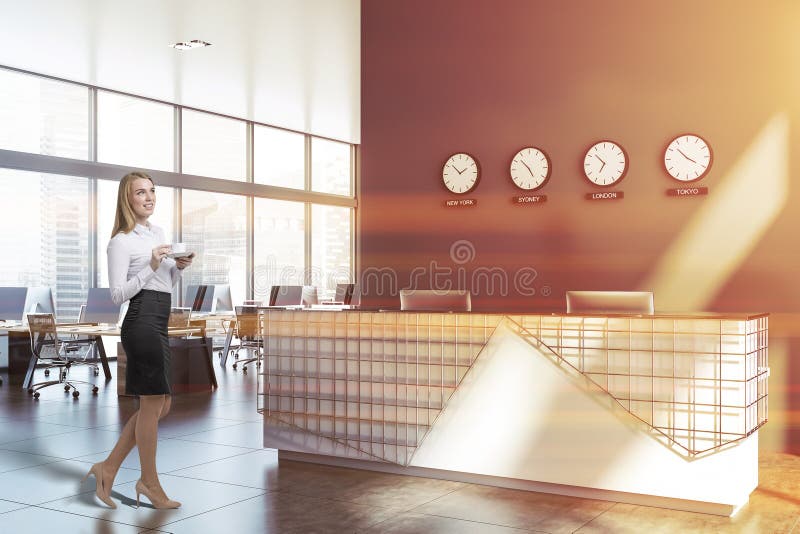 Mulher de negócios no escritório do espaço aberto com recepção foto de stock Mulher de negócios no escritório do espaço aberto com recepção foto de stock