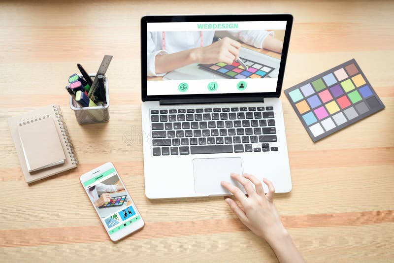 Mulher de negócios no escritório na camisa ocasional Use o computador para o designer gráfico e escolha uma amostra da cor combin fotografia de stock Mulher de negócios no escritório na camisa ocasional Use o computador para o designer gráfico e escolha uma amostra da cor combin fotografia de stock