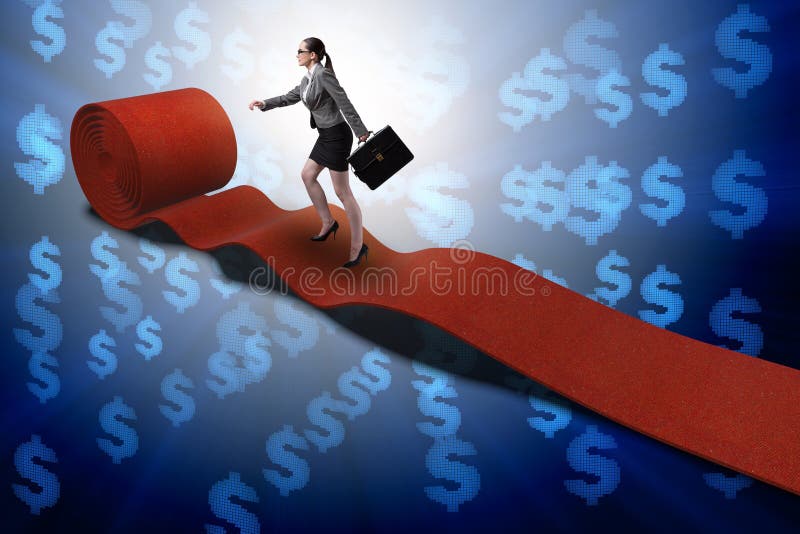 A mulher de negócios no tapete vermelho no conceito do sucesso fotografia de stock royalty free A mulher de negócios no tapete vermelho no conceito do sucesso fotografia de stock royalty free