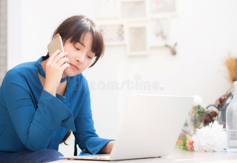 Mulher de negócios nova asiática bonita excitada e contente do trabalho do sucesso com portátil fotografia de stock royalty free Mulher de negócios nova asiática bonita excitada e contente do trabalho do sucesso com portátil fotografia de stock royalty free