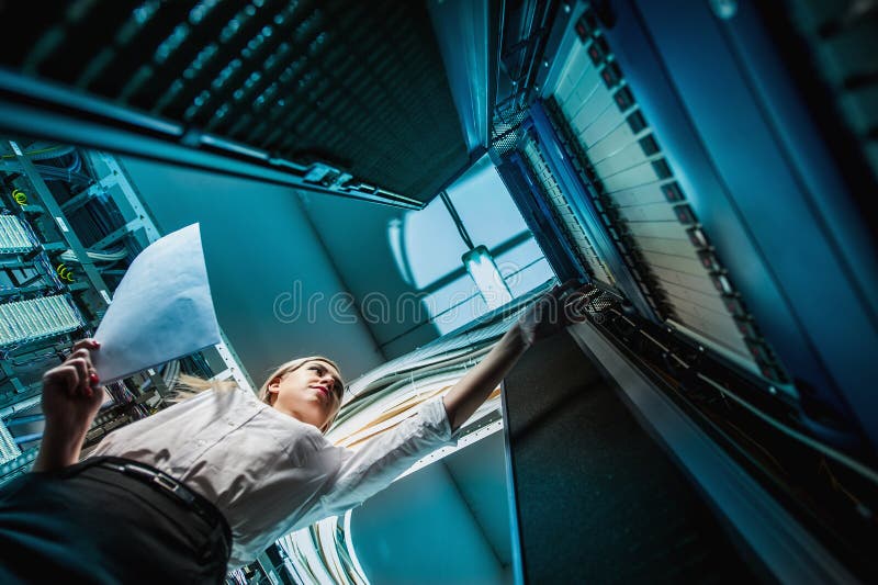 Jovem engenheira empresária em sala de servidores de rede imagens de stock