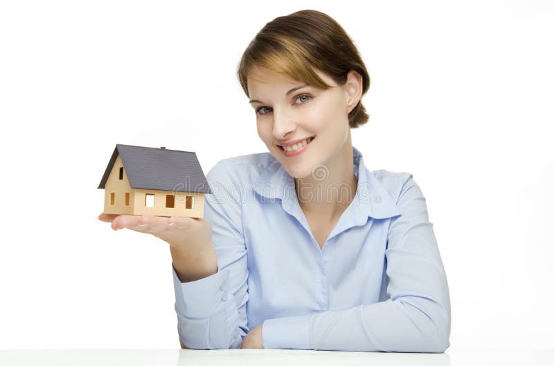 Jovem empresária a apresentar uma maquete de casa fotos de stock