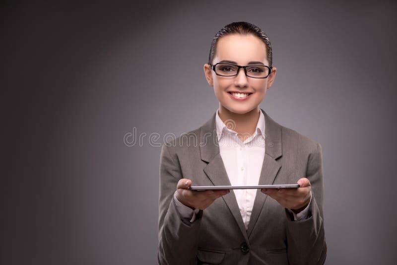 A mulher de negócios nova que trabalha com tablet pc imagem de stock royalty free A mulher de negócios nova que trabalha com tablet pc imagem de stock royalty free