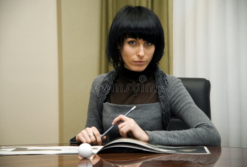 Mulher de negócios nova que trabalha no escritório fotos de stock royalty free Mulher de negócios nova que trabalha no escritório fotos de stock royalty free