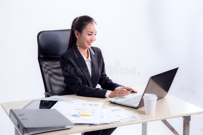 Mulher de negócios nova que trabalha no escritório, datilografando, usando o computador fotografia de stock royalty free Mulher de negócios nova que trabalha no escritório, datilografando, usando o computador fotografia de stock royalty free