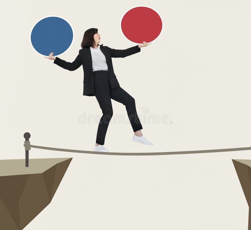 Mulher de negócios que equilibra em uma única corda imagem de stock royalty free Mulher de negócios que equilibra em uma única corda imagem de stock royalty free