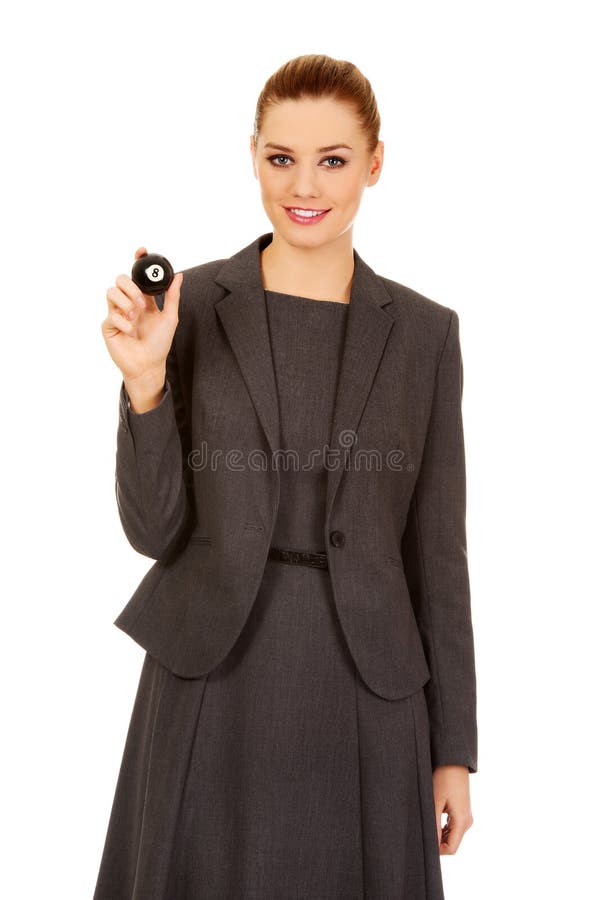 Mulher de negócios que guarda a bola de bilhar oito imagem de stock royalty free Mulher de negócios que guarda a bola de bilhar oito imagem de stock royalty free