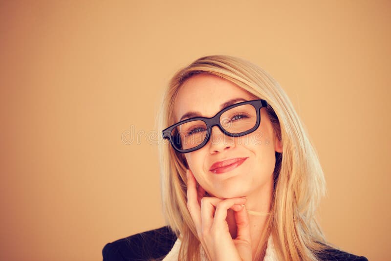 Mulher de negócios que irradia-se com prazer fotografia de stock Mulher de negócios que irradia-se com prazer fotografia de stock