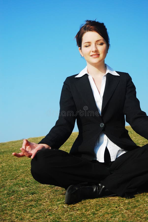 Mulher de negócios que meditating fotografia de stock royalty free Mulher de negócios que meditating fotografia de stock royalty free