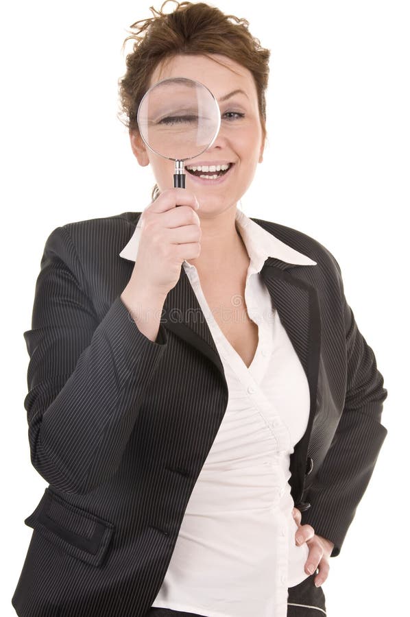 Mulher de negócios que olha em um vidro de Magniying fotografia de stock Mulher de negócios que olha em um vidro de Magniying fotografia de stock