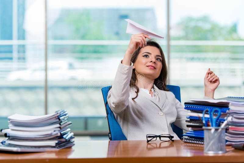 A mulher de negócios que senta-se na mesa de escritório imagens de stock