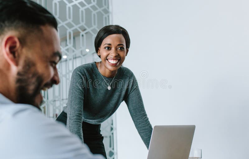 Mulher de negócios que sorri durante a apresentação foto de stock Mulher de negócios que sorri durante a apresentação foto de stock