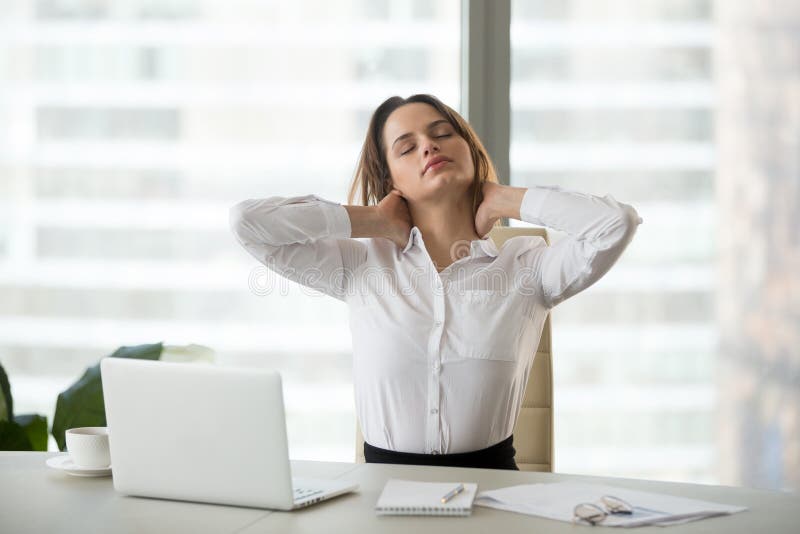 Mulher de negócios que toma a ruptura de trabalho que faz a massagem dos exercícios do escritório foto de stock royalty free Mulher de negócios que toma a ruptura de trabalho que faz a massagem dos exercícios do escritório foto de stock royalty free
