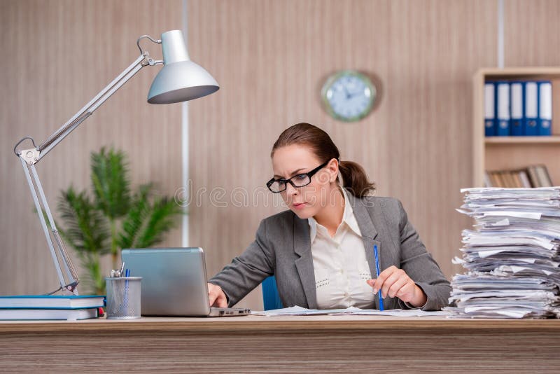 A mulher de negócios que trabalha no escritório imagens de stock royalty free A mulher de negócios que trabalha no escritório imagens de stock royalty free