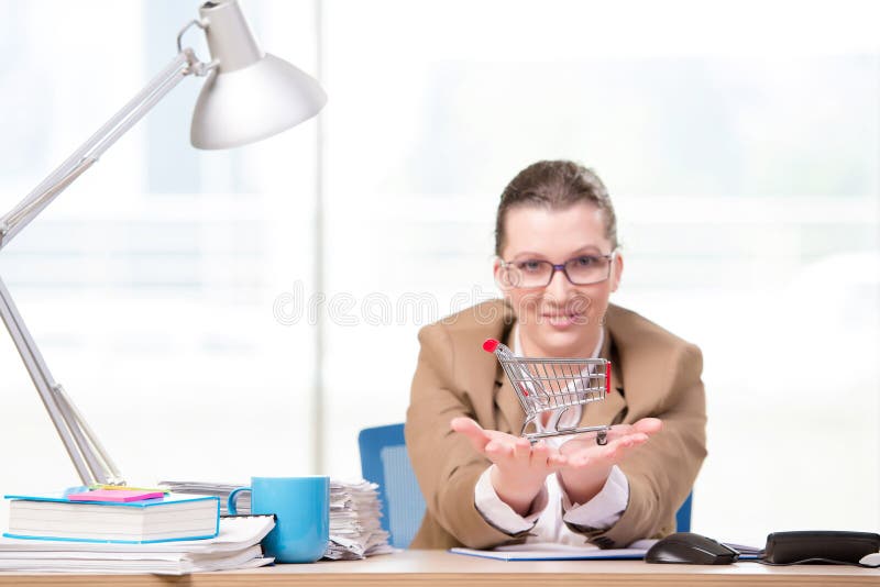 A mulher de negócios que trabalha no escritório imagem de stock A mulher de negócios que trabalha no escritório imagem de stock