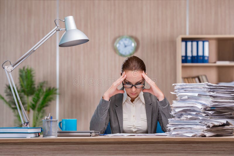 A mulher de negócios que trabalha no escritório imagem de stock royalty free A mulher de negócios que trabalha no escritório imagem de stock royalty free