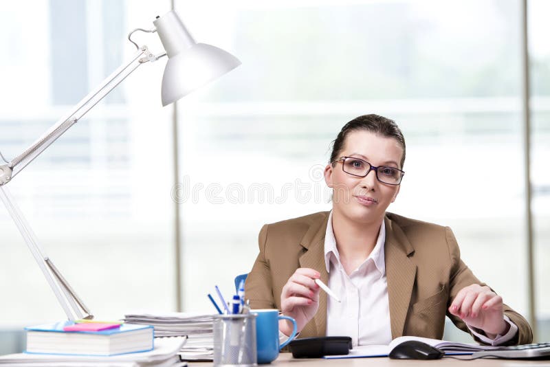 A mulher de negócios que trabalha no escritório fotografia de stock royalty free A mulher de negócios que trabalha no escritório fotografia de stock royalty free