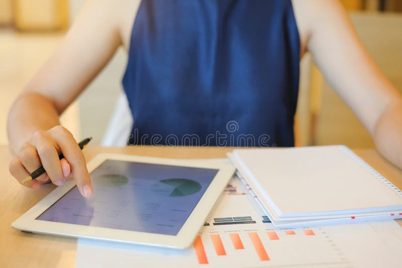 Mulher de negócios que usa a tabuleta para o plano maketing da análise imagem de stock royalty free Mulher de negócios que usa a tabuleta para o plano maketing da análise imagem de stock royalty free