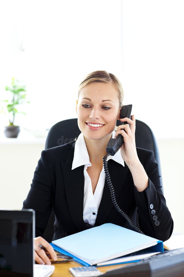 Mulher de negócios Self-assured que fala no telefone foto de stock Mulher de negócios Self-assured que fala no telefone foto de stock
