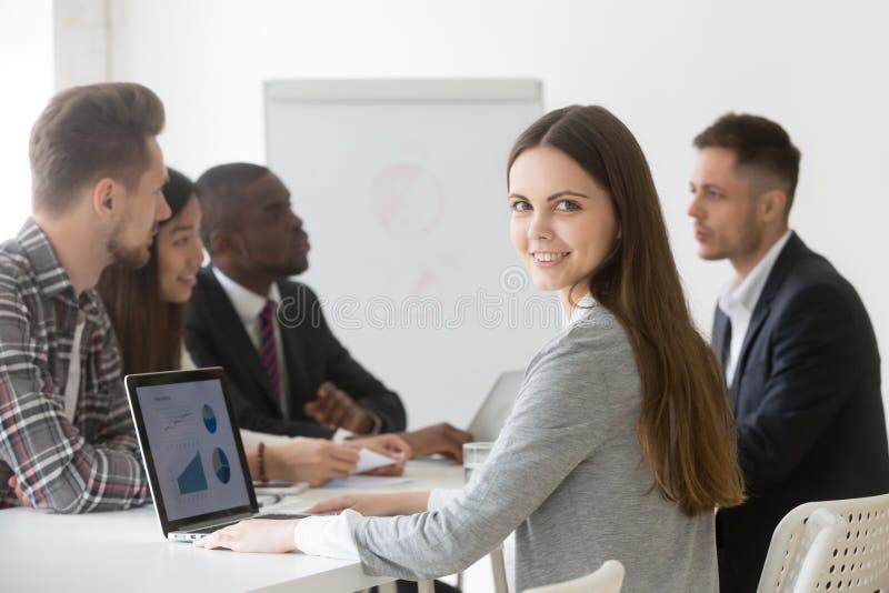 Mulher de negócios de sorriso profissional ou interno que olha a câmera a fotografia de stock Mulher de negócios de sorriso profissional ou interno que olha a câmera a fotografia de stock