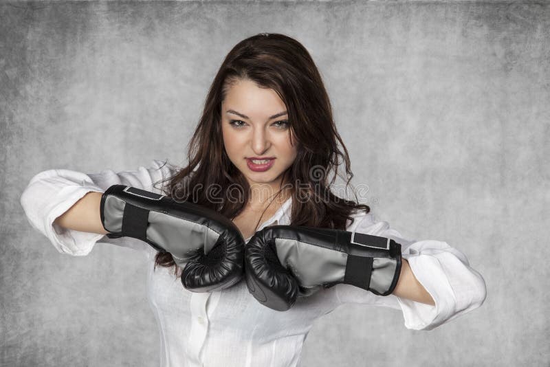 Mulher de negócios séria pronta para lutar foto de stock Mulher de negócios séria pronta para lutar foto de stock