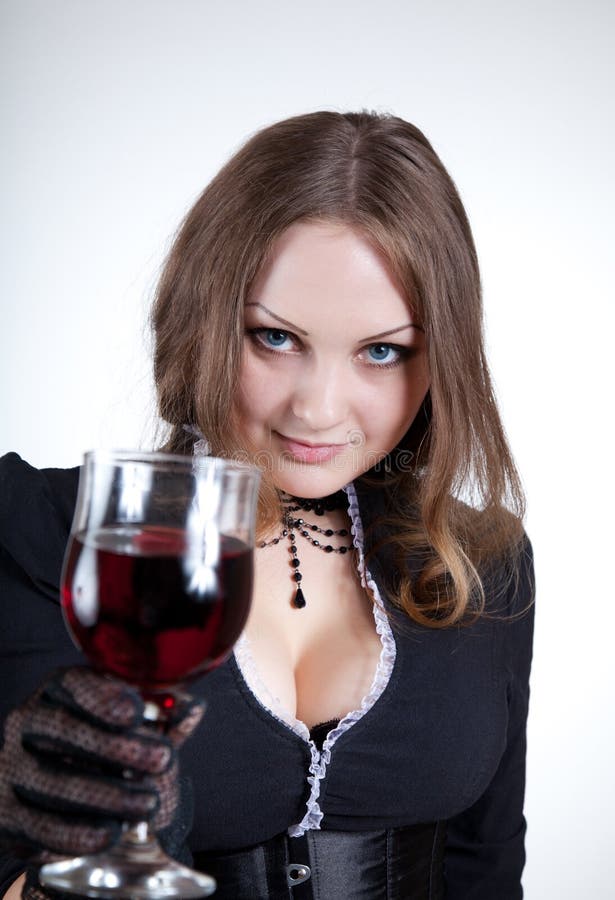 Mulher de olhos azuis sensual com vidro do vinho fotografia de stock royalty free Mulher de olhos azuis sensual com vidro do vinho fotografia de stock royalty free