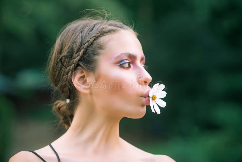 Mulher De Primavera Com Flor De Margarida Na Boca. Conceito De Beleza  Natural. Maquiagem De Aparência De Moda. Juventude Florescen Foto de Stock  - Imagem de boca, charme: 211393426