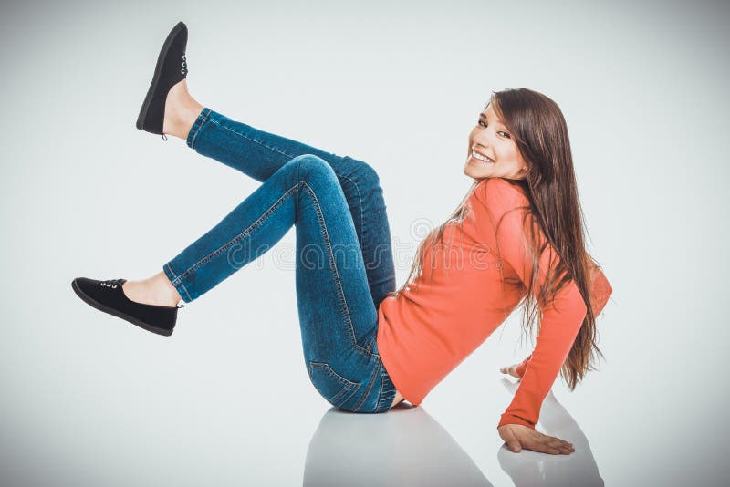 Mulher de relaxamento que senta-se no assoalho fotos de stock Mulher de relaxamento que senta-se no assoalho fotos de stock