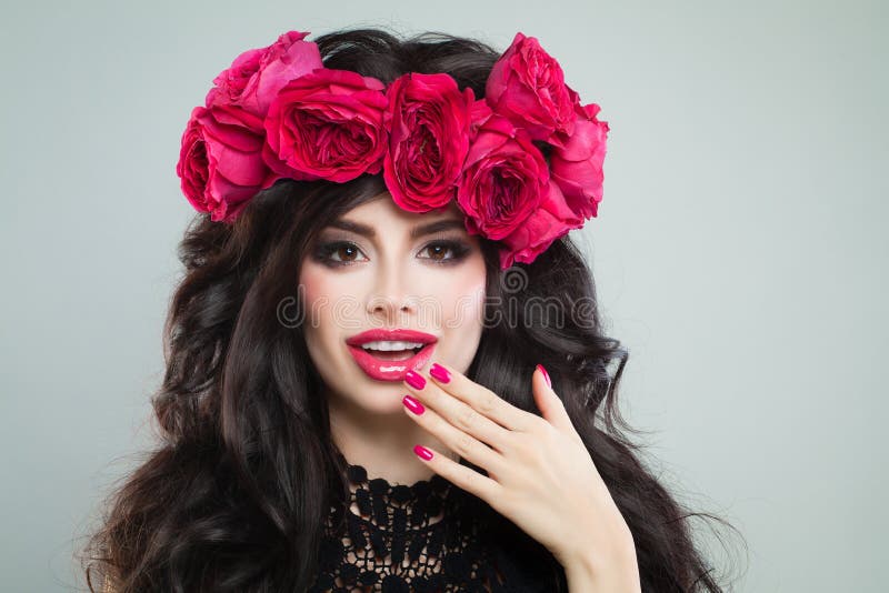 Mulher de riso bonita com grinalda das rosas foto de stock royalty free Mulher de riso bonita com grinalda das rosas foto de stock royalty free