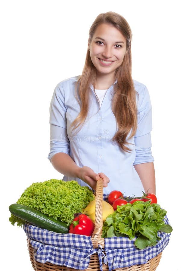 Mulher de riso com uma cesta das frutas e legumes fotografia de stock royalty free