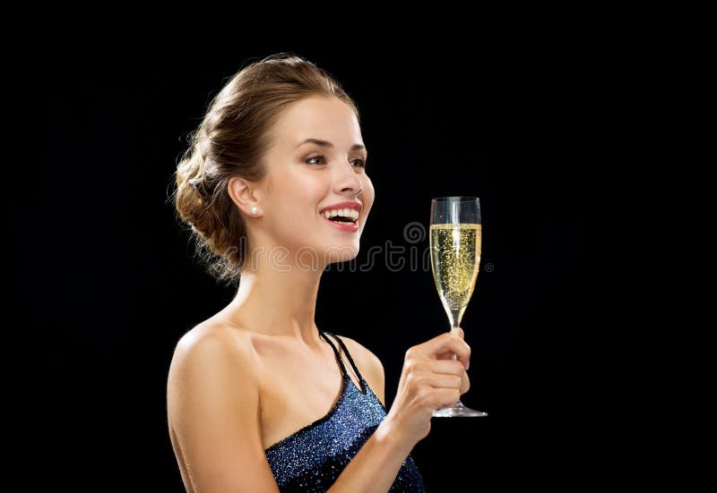 Mulher de riso que guarda o vidro do vinho espumante imagem de stock Mulher de riso que guarda o vidro do vinho espumante imagem de stock