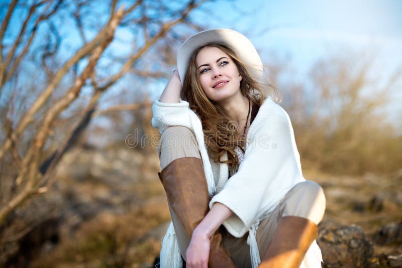 Mulher sorridente e bonita a relaxar ao ar livre imagens de stock royalty free