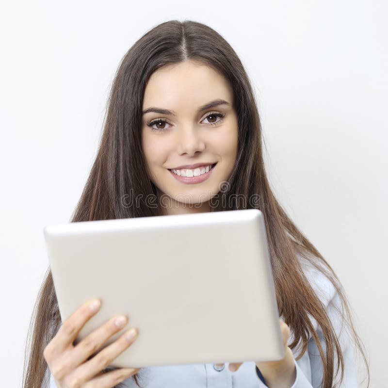 Mulher de sorriso com a tabuleta digital isolada no branco fotografia de stock Mulher de sorriso com a tabuleta digital isolada no branco fotografia de stock