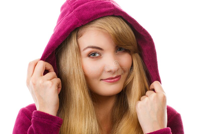 Mulher de sorriso feliz no roupão roxo com capa, apreciando o frescor e o bem estar imagens de stock royalty free Mulher de sorriso feliz no roupão roxo com capa, apreciando o frescor e o bem estar imagens de stock royalty free