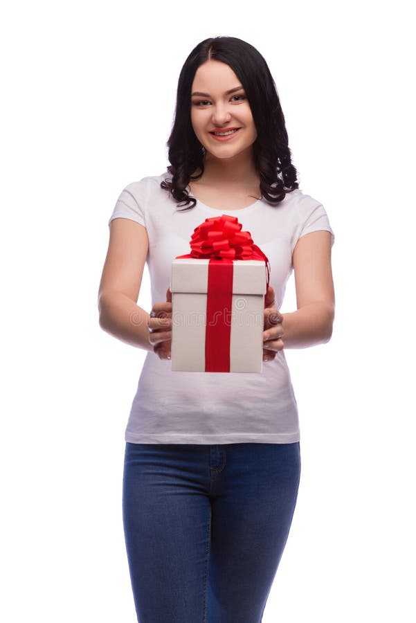 A mulher de sorriso guarda uma caixa de presente Isolado fotografia de stock royalty free A mulher de sorriso guarda uma caixa de presente Isolado fotografia de stock royalty free