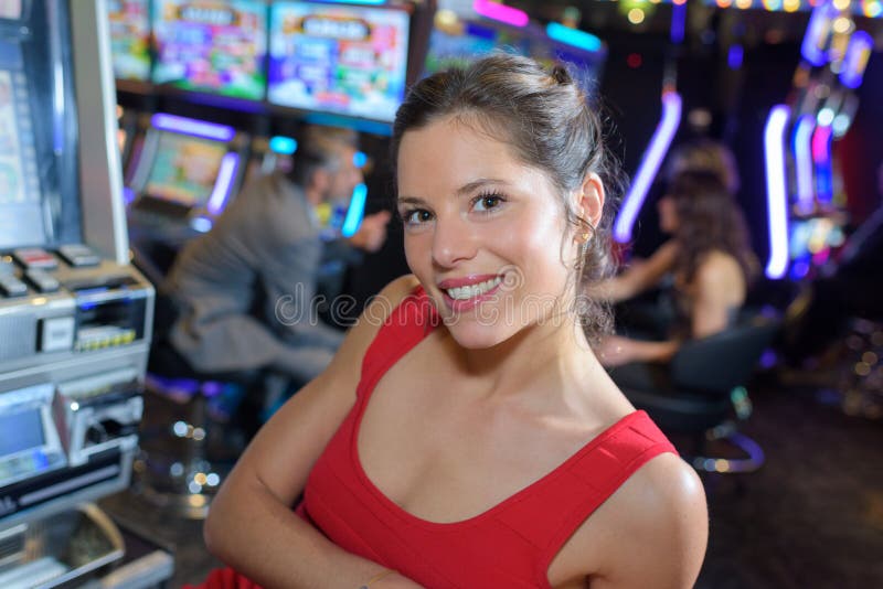 Mulher de sorriso no casino imagem de stock Mulher de sorriso no casino imagem de stock